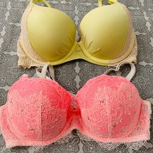 Victoria Secret Bras 34C💕 very very lightly used